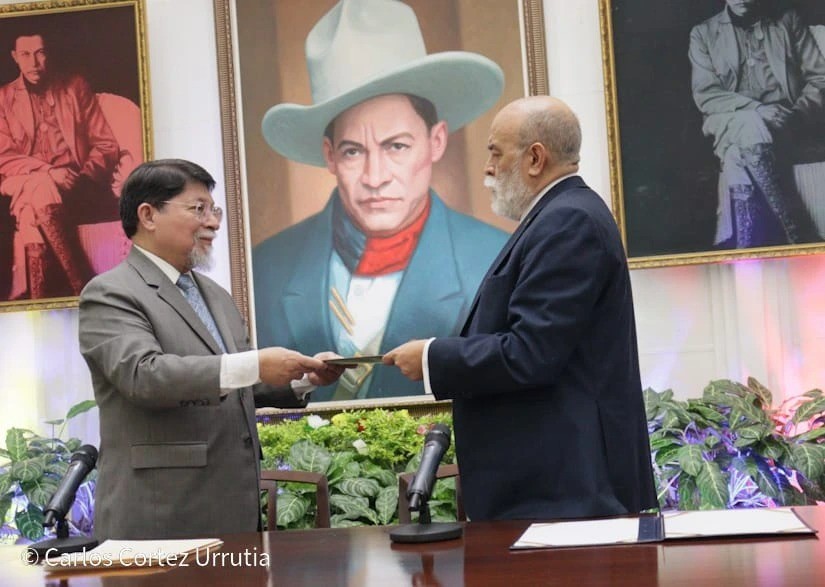 Nuevo embajador de Venezuela en Nicaragua entrega sus Copias de Estilo