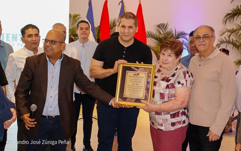 Entregan reconocimientos a familiares del pastor Yiye Ávila