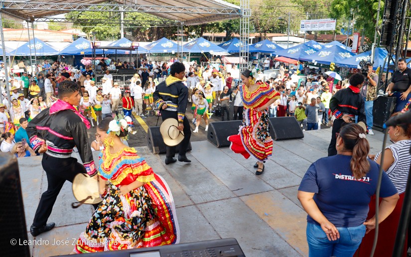 Colonia Primero de Mayo celebra su 54 aniversario con alegre fiesta