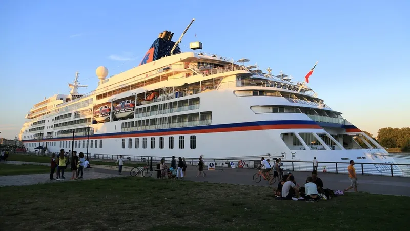 1.700 confinados en un crucero tras la muerte de un pasajero por un brote desconocido