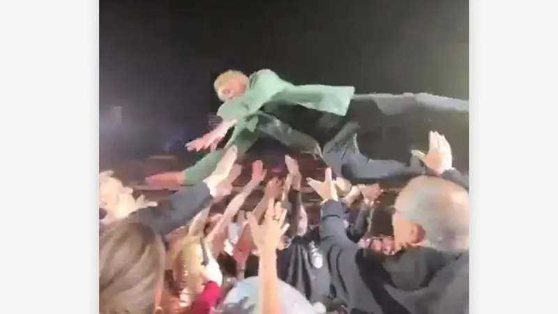 "¡Ay, madre!": Manolo García se lanza al público y pasa esto (VIDEO)