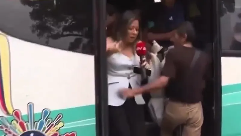Cuando la noticia te lleva: reportera es 'raptada' por un bus en plena transmisión (VIDEO)