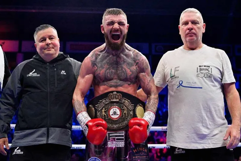 Lewis Crocker expone ante Liam Paro el 24 de junio