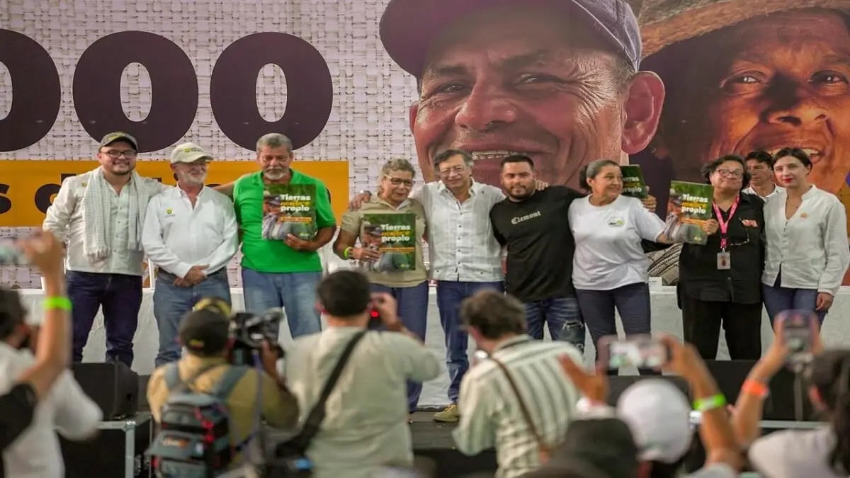 Gobierno colombiano entrega tierras a víctimas del conflicto armado