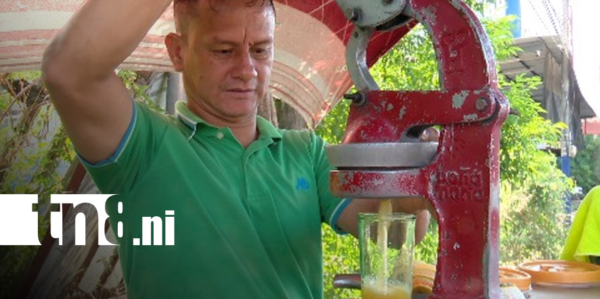 Potente y exótica bebida: jugo de naranja con huevo de codorniz y huevo de...