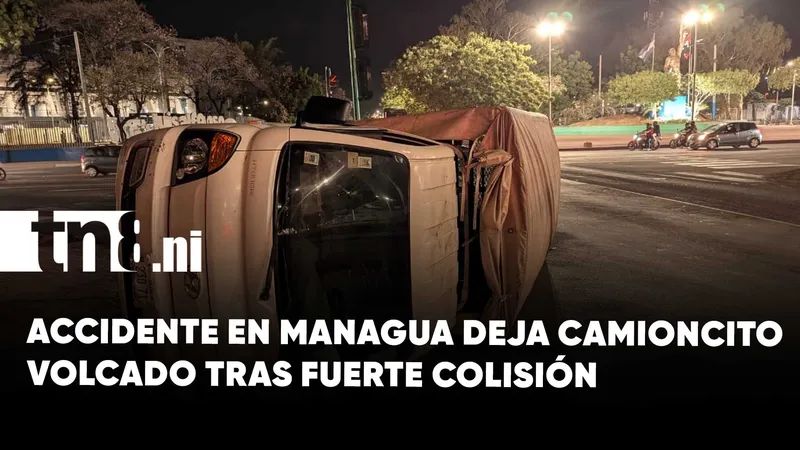 Accidente de tránsito entre camioncito y auto deja un conductor con golpes en Managua