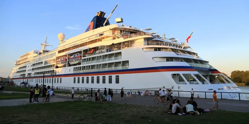 Misterioso brote en crucero obliga a Francia a aislar a más de 1.700 personas