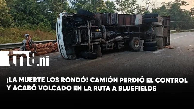 ¡Se salvaron de milagro! Camión perdió frenos y terminó volcado rumbo a Bluefields