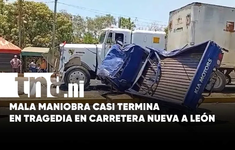 Mala maniobra provoca aparatoso accidente en Carretera Nueva a León