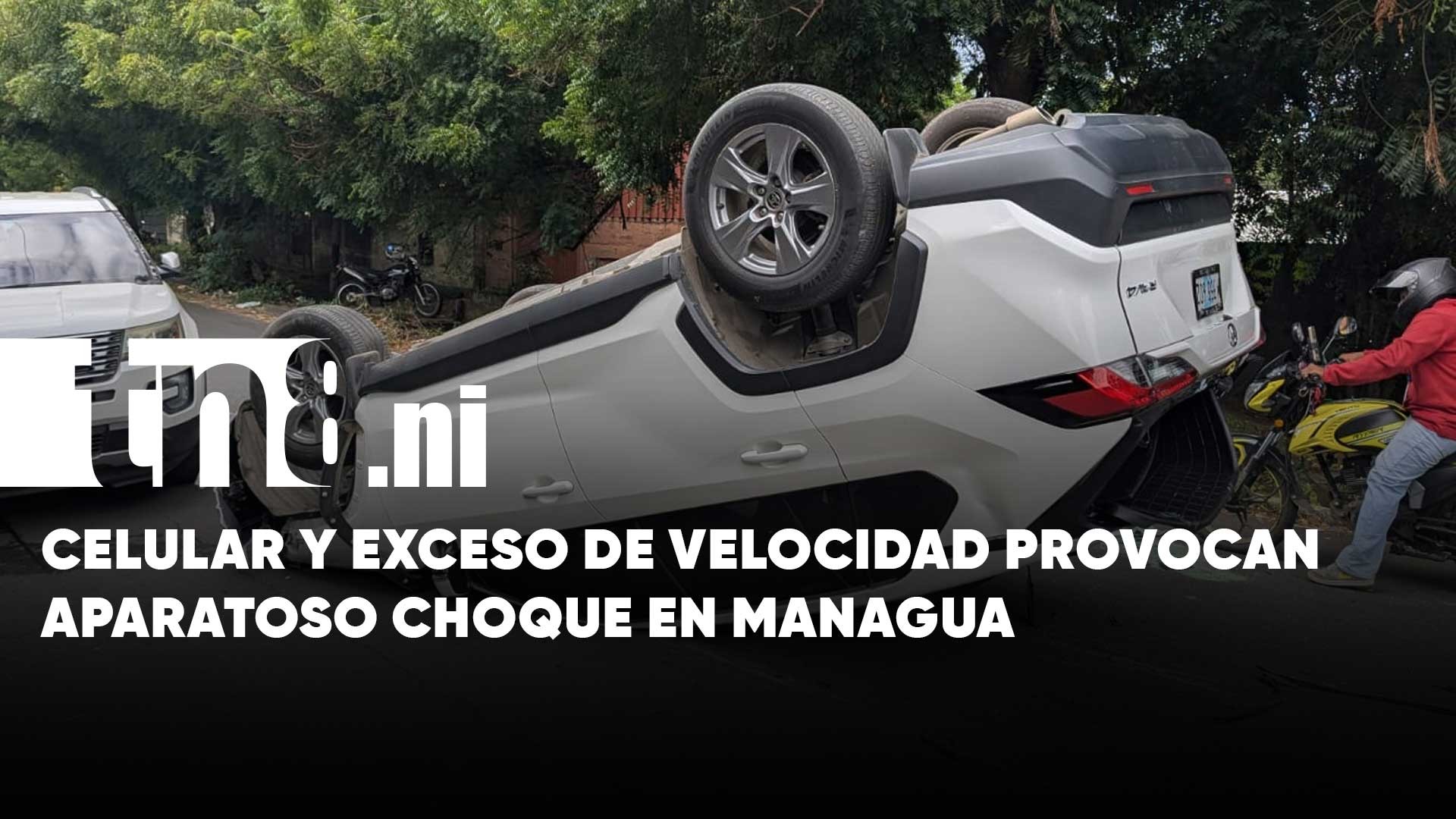 Jóven conductora pierde control y causa accidente en un barrio de Managua