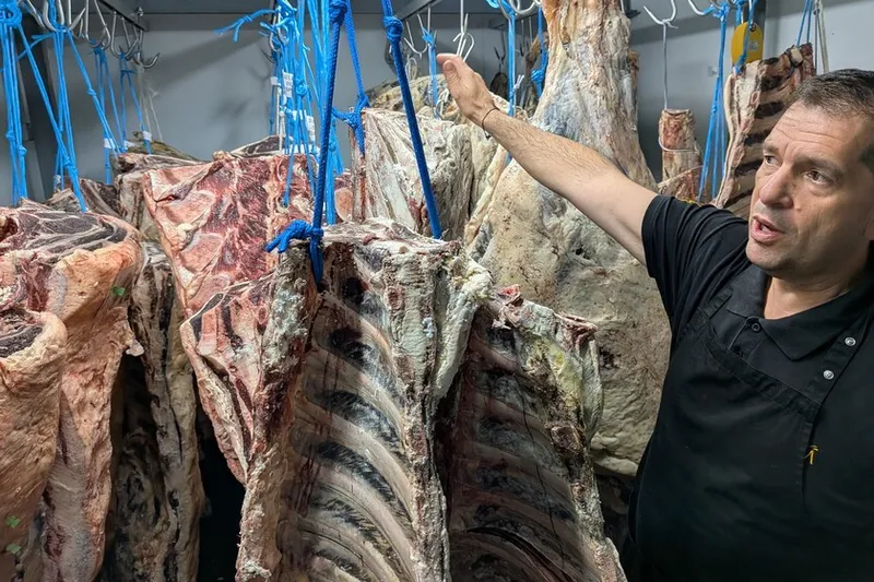 Hace casi 20 años, este cocinero trajo las carnes maduradas a España. Ahora quiere que su asador en Valencia sea el templo carnívoro que se merece