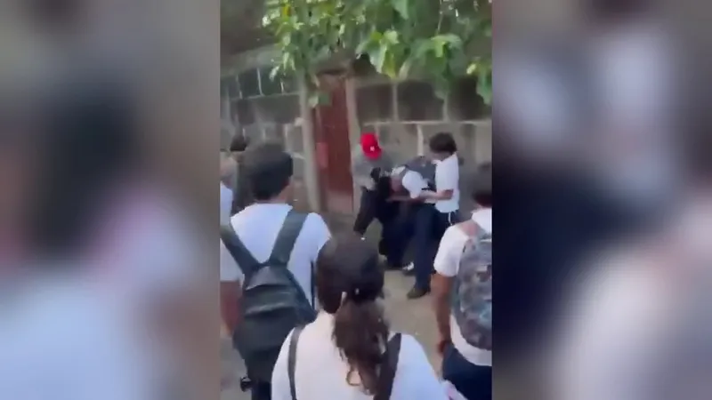 Adolescente involucrado en agresión se entrega a la policía