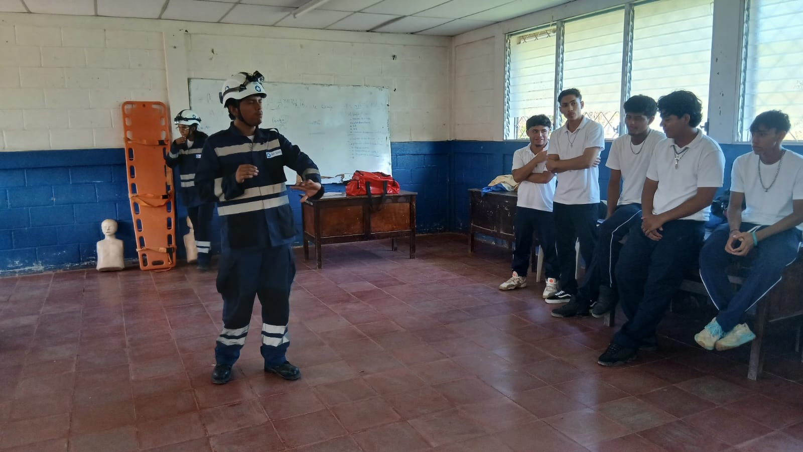 Estudiantes granadinos fortalecen conocimientos en atención de emergencias
